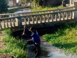 Warga Hegarmanah Kerja Bakti Bersihkan Sungai, Desak Pemerintah Segera Bertindak