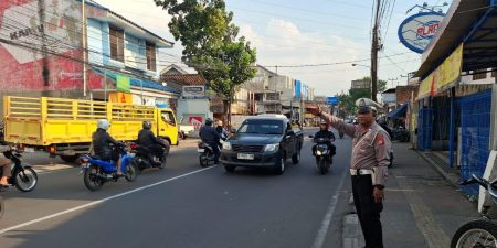 Tempatkan personil di beberapa titik ruas jalan, Unit Lantas Polsek Babakan Ciparay Lakukan Gatur Lalin