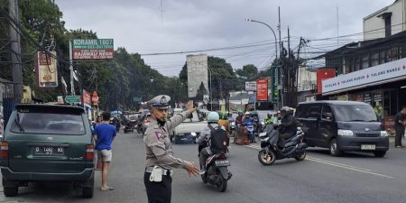 Pelaksanaan Pelayanan Masyarakat Sore Hari Unit Lalulintas Polsek Sukasari