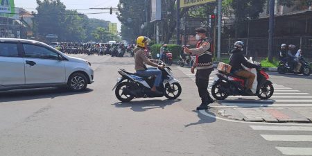 Ciptakan Kamseltibcar Lantas Siang, Personil Polsek Lengkong Laksanakan Kegiatan Gatur Lalin