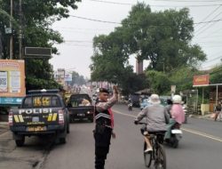 Personel Samapta Polsek Ujungberung Lakukan Giat Pengaturan Arus Lalu-lintas Pagi Hari