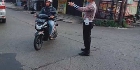 Personel lalulintas Polsek Arcamanik melaksanakan pengaturan antisipsi kemacetan pada pagi hari