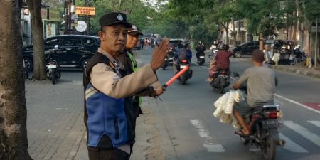 Personil Unit Binmas Polsek Arcamanik Lakukan Giat Pengaturan Arus Lalulintas pagi Hari