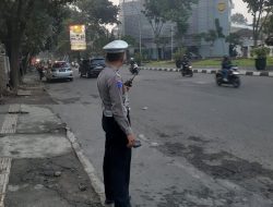 Berikan Pelayanan masyarakat pagi, Personil Unit Lantas Polsek Lengkong Laksanakan Gatur lalin cegah Kemacetan pagi