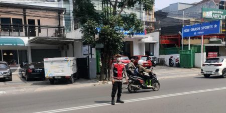 Ciptakan Kamseltibcar Lantas Siang, Personil Polsek Lengkong Laksanakan Kegiatan Gatur Lalin