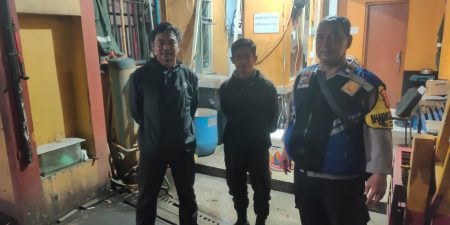 Sambangi warga malam hari sebagai upaya Bhabinkamtibmas jaga kondusifitas