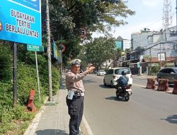 Antisipasi Kepadatan Arus Lalulintas, Personel Lalulintas Polsek Cibeunying Kaler melaksanakan pelayanan penjagaan dan pengaturan lalu lintas Siang