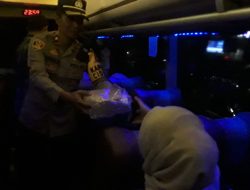 Kapolsek Cidadap Lepas Rombongan Warga Ke Monas, HUT Bhayangkara Ke-79 dirayakan dengan Semangat dan Kegembiraan