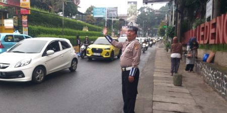 Unit Lalu Lintas Polsek Cidadap Lakukan Pengaturan Arus Lalu Lintas Pagi Hari, Wujudkan Kamseltibcar Lantas Yang Kondusif