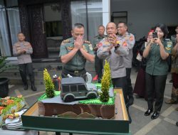 Kapolda Jabar Beri Kejutan Ulang Tahun ke-57 untuk Pangdam III/Siliwangi