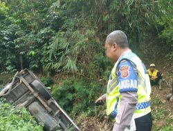 Evakuasi Mobil Pick-Up Masuk Sungai di Kadungora