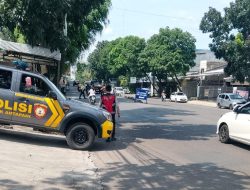 Personil Unit Samapta Laksanakan Gatur Siang Hari di Jalan Terusan Jakarta