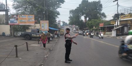 Personel Samapta Polsek Ujungberung Lakukan Giat Pengaturan Arus Lalu-lintas Pagi Hari