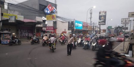 Personel lalulintas Polsek Ujungberung antisipasi kemacetan pada Pagi Hari