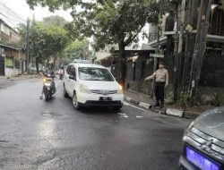 Personil QR Polsek Sukasari Melaksanakan Giat Protap Yanmas Pagi Pengaturan Arus Lalulintas