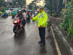 Pengaturan Lalu Lintas oleh Polsek Bojongloa Kidul Antisipasi Kemacetan Pasca Hujan
