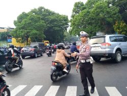 Ciptakan Kamseltibcarlantas Lantas  Polsek Regol Lakukan Gatur Lalin Sore Hari