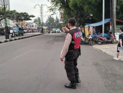 Personel Sabhara Melaksanakan Pelayanan Masyarkat Penganturan Arus Lalu Lintas Pagi Hari