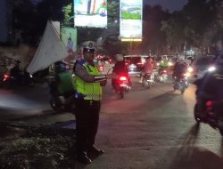 Unit Lantas Polsek Kiaracondong Polrestabes Bandung Laksanakan Pengawasan dan Pengaturan Lalulintas di Malam Hari