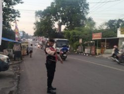 Personel Samapta Polsek Ujungberung Lakukan Giat Pengaturan Arus Lalu-lintas Pagi Hari