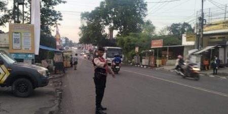 Personel Samapta Polsek Ujungberung Lakukan Giat Pengaturan Arus Lalu-lintas Pagi Hari