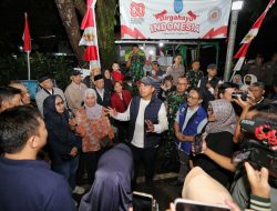Turut Siskamling, Wali Kota Bandung Salurkan Bansos Lansia