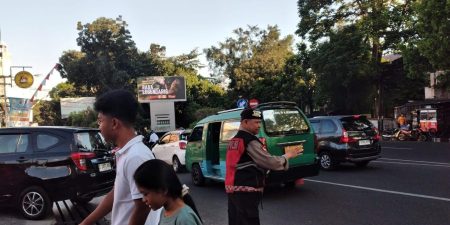 Unit Patroli Samapta Polsek Cidadap Lakukan Pengaturan Arus Lalu Lintas Sore Hari, Wujudkan Kamseltibcar Lantas Yang Kondusif