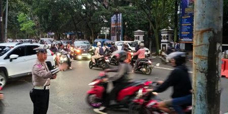 Berikan Pelayanan masyarakat pagi, Personil Unit Lantas Polsek Lengkong Laksanakan Gatur lalin cegah Kemacetan pagi
