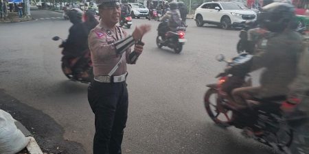 Berikan Pelayanan masyarakat pagi, Personil Unit Lantas Polsek Lengkong Laksanakan Gatur lalin cegah Kemacetan pagi