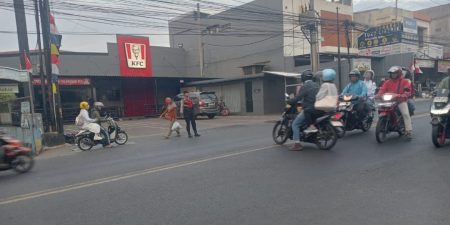 Personel Samapta Polsek Ujungberung Lakukan Giat Pengaturan Arus Lalu-lintas Sore Hari