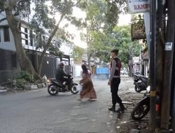 Personil QR Polsek Sukasari Melaksanakan Giat Protap Yanmas Pagi Pengaturan Arus Lalulintas