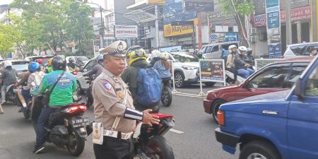 Unit Lantas Polsek Cicendo Laksanakan Yanmas dan Pengaturan Lalulintas Pagi hari