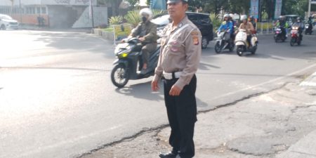 Personil Lantas Polsek Cicendo Laksanakan Yanmas dan Pengaturan Lalulintas Siang hari