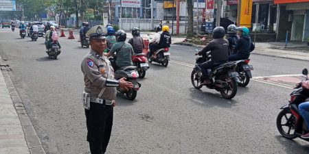 Giat Unit Lantas Polsek Cicendo Laksanakan Yanmas dan Pengaturan Lalulintas Siang hari
