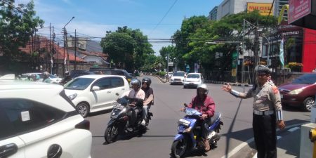 Personil Lantas Polsek Cicendo Laksanakan Yanmas dan Pengaturan Lalulintas Siang hari