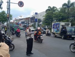 Personel Samapta Polsek Ujungberung Lakukan Giat Pengaturan Arus Lalu-lintas Siang Hari
