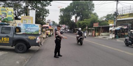 Personel Samapta Polsek Ujungberung Lakukan Giat Pengaturan Arus Lalu-lintas Sore Hari