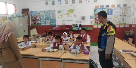 Bhabinkamtibmas Kelurahan Sukarasa Polsek Sukasari Monitoring Pelaksanaan Pendistribusian Makan Bergizi Gratis Program Presiden RI