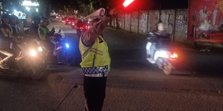 Unit Lantas Polsek Kiaracondong Polrestabes Bandung Laksanakan Pengawasan dan Pengaturan Lalulintas di Malam Hari