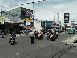 Personel Samapta Polsek Ujungberung Lakukan Giat Pengaturan Arus Lalu-lintas Siang Hari
