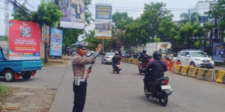 Unit Lantas Polsek Kiaracondong Polrestabes Bandung Laksanakan Pengawasan dan Pengaturan Lalulintas di Siang Hari