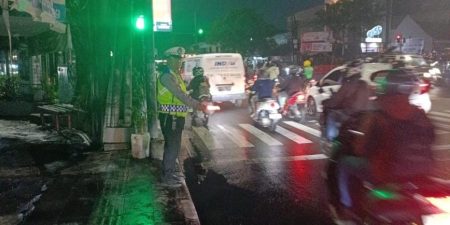 Unit Lantas Polsek Kiaracondong Polrestabes Bandung Laksanakan Pengawasan dan Pengaturan Lalulintas di Malam Hari