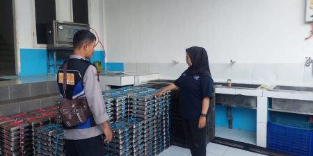 Bhabinkamtibmas Polsek Ujungberung Giat Monitor Pendistribusian Makan Bergizi Gratis ( MBG )