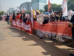 Memperingati Hari Tani Nasional, Ribuan Massa Gelar Aksi di DPR RI