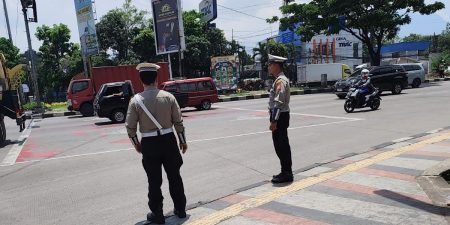 Unit Lantas Polsek Cinambo Laksanakan Giat Yanmas Siang di Tiga Titik Pengaturan Lalu Lintas