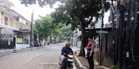 Personil QR Polsek Sukasari Melaksanakan Giat Protap Yanmas Pagi Pengaturan Arus Lalulintas