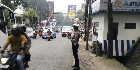 Antisipasi Kemacetan Pagi Hari Personil Unit Lalulintas Polsek Sukasari Melaksanakan Pengamanan Jalur