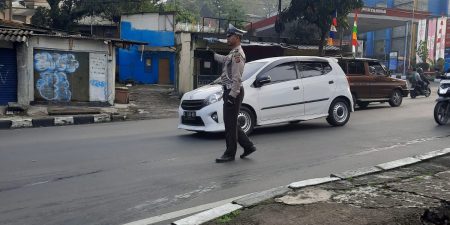 Personel lalulintas Polsek Arcamanik melaksanakan pengaturan antisipsi kemacetan pada pagi hari