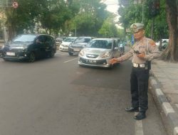 Antisipasi Kemacetan di sore hari personil Unit Lalulintas Polsek Bandung Wetan Melaksanakan Pengamanan Jalur di Jl.Dipenogoro kota Bandung antisipasi yanmas sore hari
