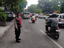 Personil Samapta Polsek Regol Lakukan Giat Pengaturan Arus Lalulintas Sore hari.